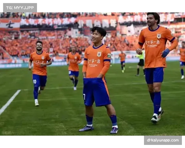 谢文能蹬踏犯规直红下场 泰山新星不冷静行为葬送球队 谢文能蹬踏犯规直红下场 泰山新星不冷静行为葬送球队